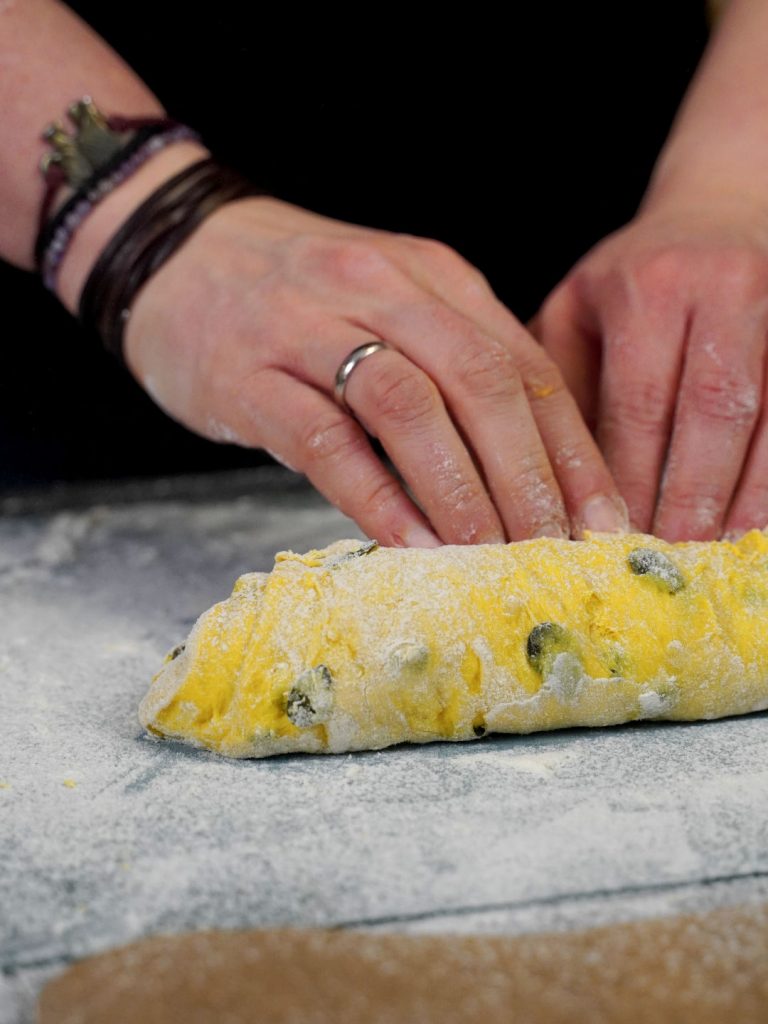 Dinkelbaguette mit Kurkuma - knackig mit gerösteten Kürbiskernen ...