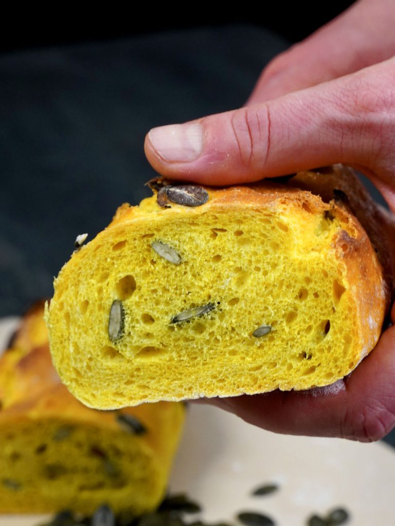 Dinkelbaguette mit Kurkuma - knackig mit gerösteten Kürbiskernen ...