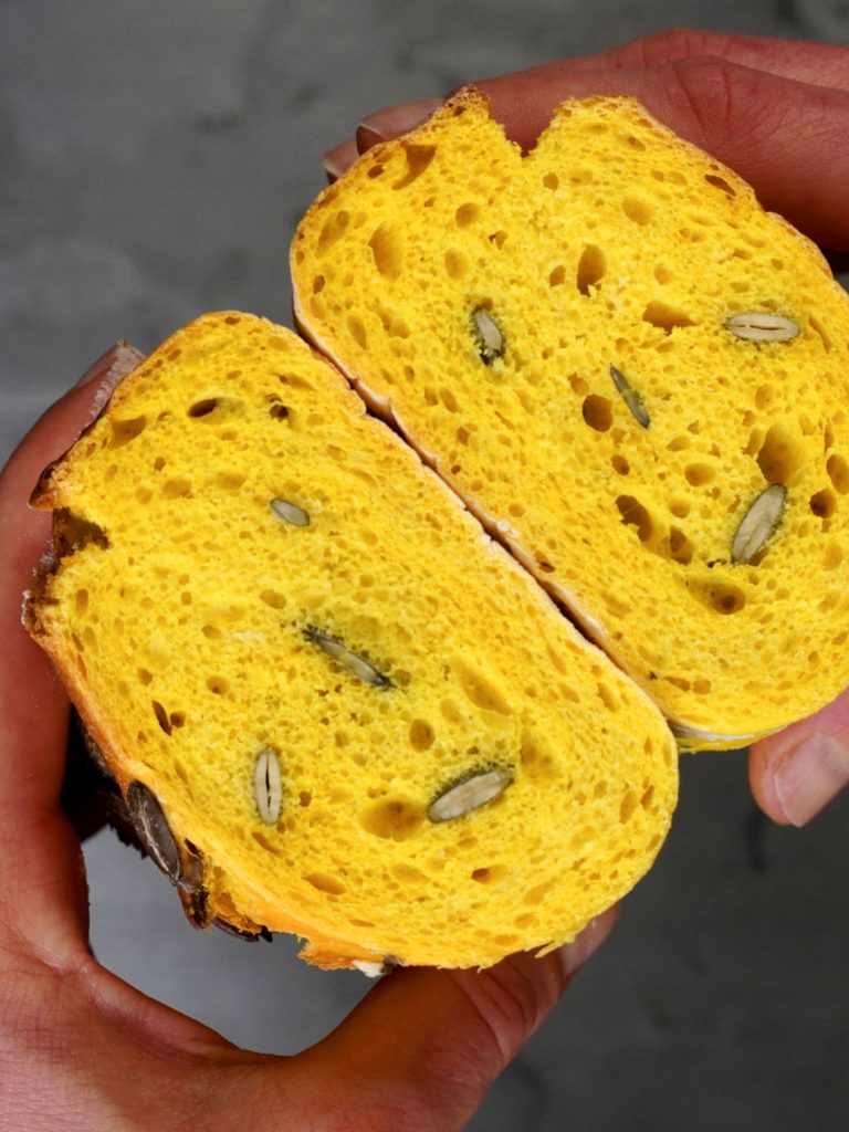 Dinkelbaguette mit Kurkuma - knackig mit gerösteten Kürbiskernen ...