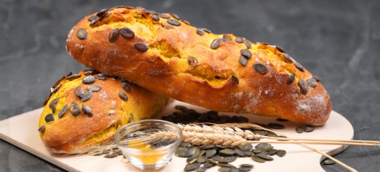 Dinkelbaguette mit Kurkuma - knackig mit gerösteten Kürbiskernen ...