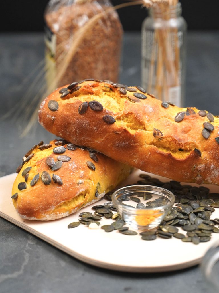 Dinkelbaguette mit Kurkuma - knackig mit gerösteten Kürbiskernen ...
